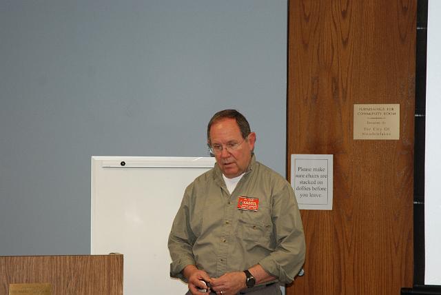 DSC_6811.JPG - KA5GIL teaching the class.