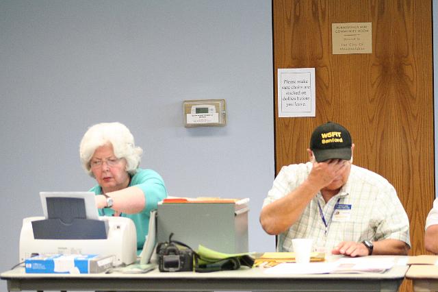 IMG_6140.JPG - WA5SYU and W5FIT doing more paperwork for testing.